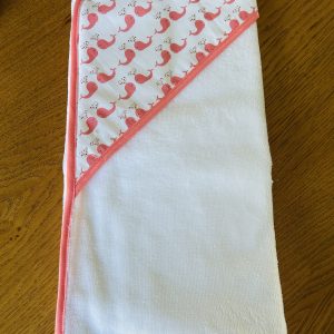 Sortie de bain "Baleines  roses " édition Marie Pépite